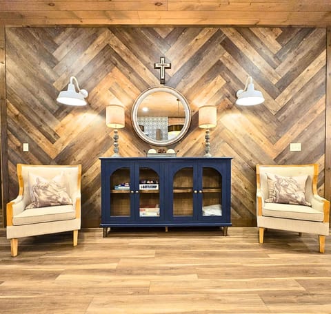 Inviting entrance with comfy seating across from the kitchen