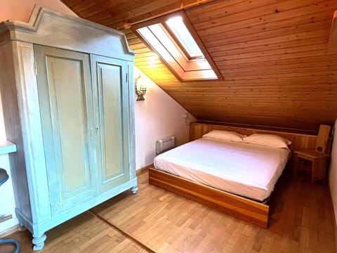 Door, Balcony, Chair, Outdoor Furniture, Yard, Driveway, Houseplant, Courtyard, Walkway, Flowerpot