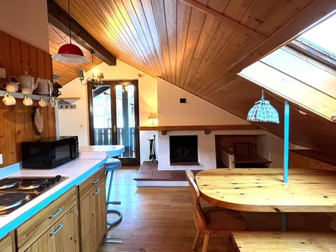 Door, Balcony, Chair, Outdoor Furniture, Yard, Driveway, Houseplant, Courtyard, Walkway, Flowerpot