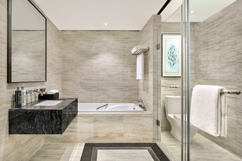 Deluxe Suite, 1 King Bed | Bathroom | Free toiletries, hair dryer, bathrobes, slippers