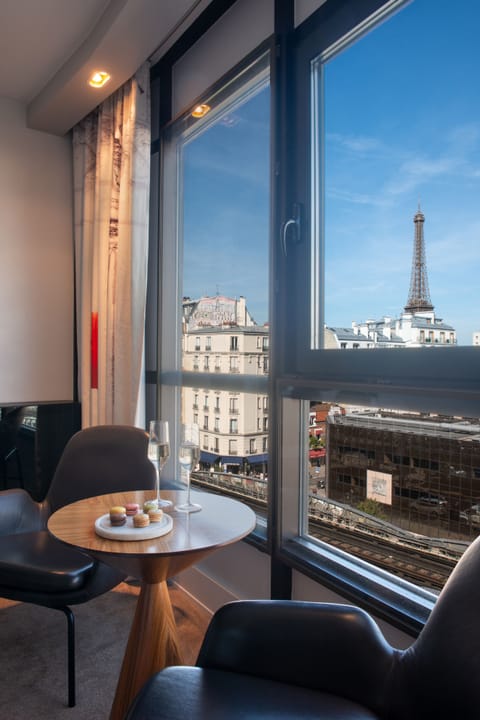 Double Privilege Room Eiffel Tower view 5th and 6th floor | In-room safe, soundproofing, free WiFi, bed sheets