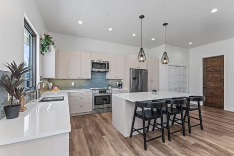 Kitchen | Island table