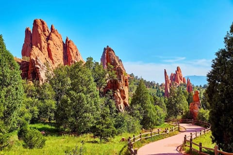 Just a 4 minute walk from the stunning red rocks of Garden of the Gods!