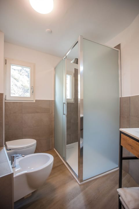 Double or Twin Room, 2 Twin Beds | Bathroom | Shower, free toiletries, hair dryer, towels