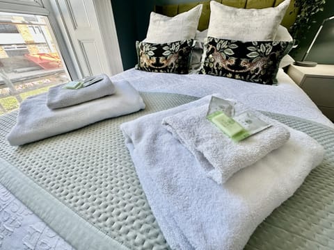 Standard Double Room, Ensuite | Iron/ironing board, free WiFi