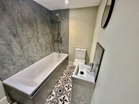 Superior Double Room, Ensuite | Bathroom | Shower, free toiletries, hair dryer, soap