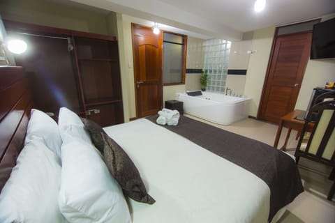 Junior Suite, 1 King Bed, Jetted Tub | 1 bedroom, premium bedding, down comforters, pillowtop beds