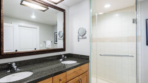 Shower, jetted tub, hair dryer, towels