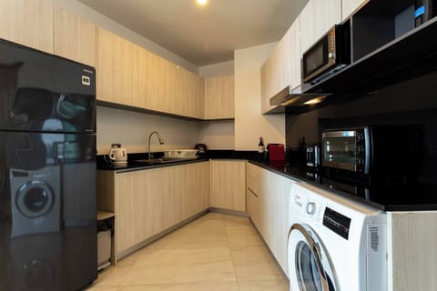 Condo, 2 Bedrooms, Balcony, City View | Interior