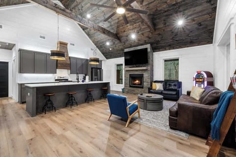 Modern Broken Bow Cabin w/ Fireplace, Jukebox & Woodland Views