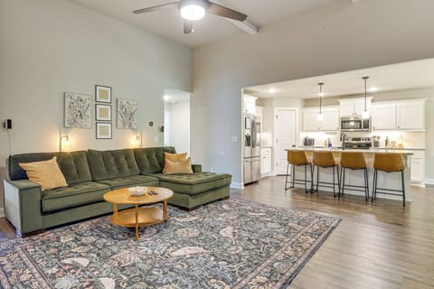 Living Room | Free WiFi | Central Heating & A/C | Smart TV