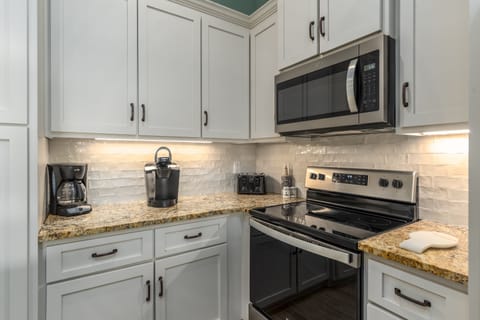 House, 4 Bedrooms | Private kitchen | Fridge, oven