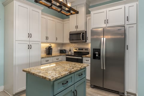 House, 4 Bedrooms | Private kitchen | Fridge, oven