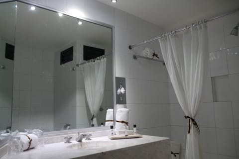 Superior Double Room | Bathroom | Shower, free toiletries, hair dryer, towels