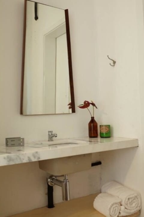 Comfort Double Room | Bathroom sink