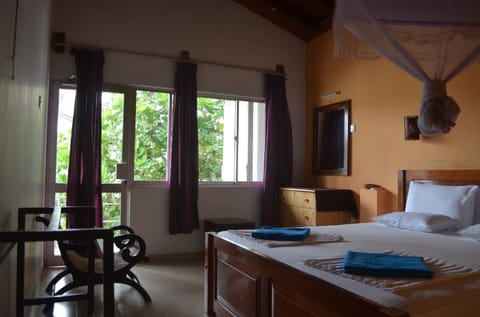 Deluxe Room, 1 Bedroom, Balcony, Beach View | Desk