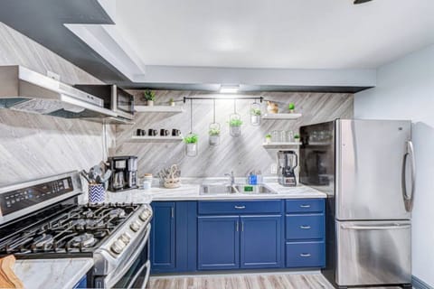 [Full Kitchen] ~ Spices, Microwave, Oven, Electric kettle, Coffee/tea maker, Toaster, Stove, Kitchen utensils, Cooking basics