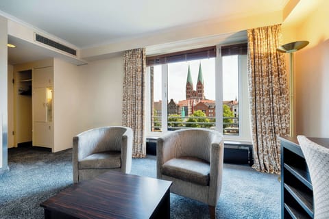 Junior Suite | Hypo-allergenic bedding, minibar, in-room safe, desk