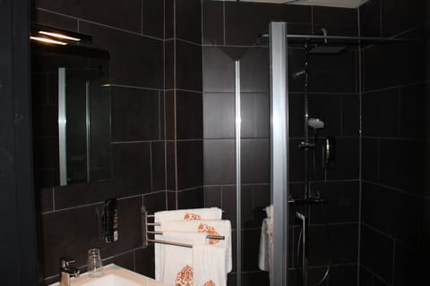 Royal Suite, Garden View | Bathroom | Shower, free toiletries, towels