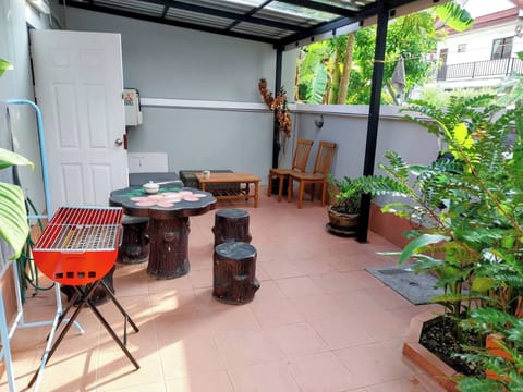 Bungalow, 2 Bedrooms, Smoking, Patio | Outdoor dining