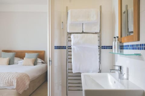 Double Room | Bathroom | Free toiletries, hair dryer, towels