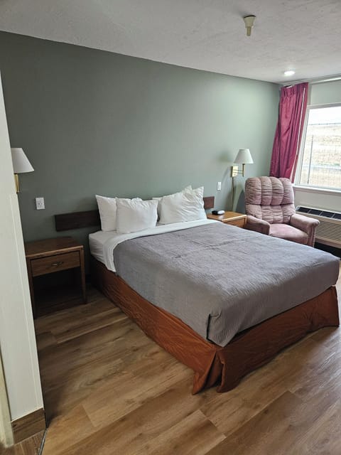 Standard Room, 1 Queen Bed | Desk, blackout drapes, iron/ironing board, free WiFi