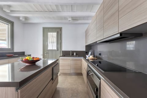 Another shot of the kitchen.