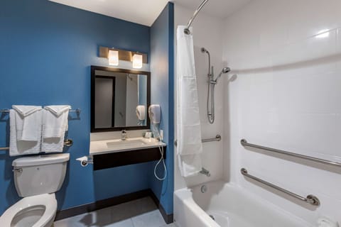 Combined shower/tub, hair dryer, towels