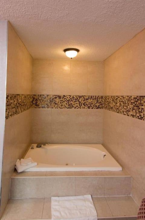 Combined shower/tub, free toiletries, towels