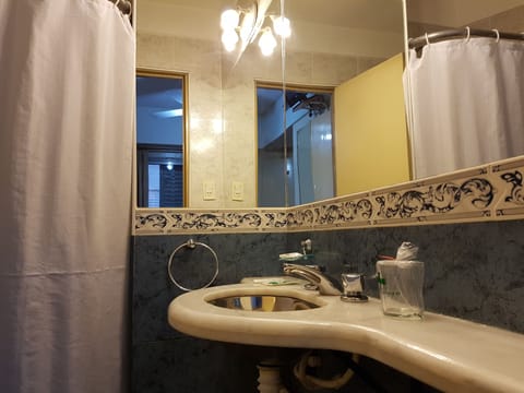 Habitacion Single | Bathroom | Shower, free toiletries, bidet, towels