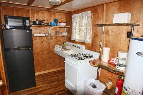 Cabin | Private kitchen | Fridge, microwave, coffee/tea maker, cookware/dishes/utensils