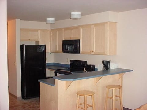 Suite, 1 Bedroom, Kitchen | Private kitchen | Fridge, microwave, cookware/dishes/utensils