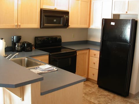 Suite, 2 Bedrooms, Kitchen | Private kitchen | Fridge, microwave, cookware/dishes/utensils