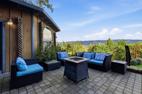 Couch, Furniture, Building, Indoors, Living Room