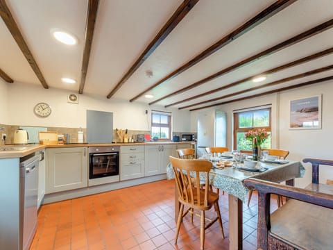 Kitchen/diner | Rose Cottage - Jones’ Cottages, Gower