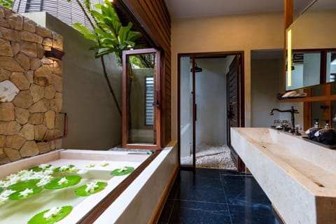 Tubkaak Suite | Bathroom | Separate tub and shower, free toiletries, hair dryer, bathrobes