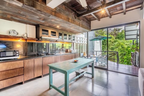 Signature Villa, 5 Bedrooms, River View | Private kitchen