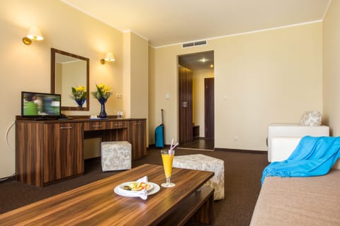Family Suite, Balcony (Free water park passes) | Minibar, desk, free WiFi, bed sheets
