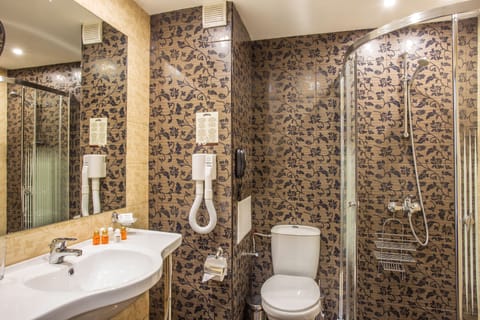 Twin Room, Balcony (Free water park passes) | Bathroom shower