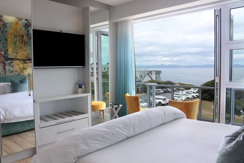 Honeymoon Suite | In-room safe, free WiFi, bed sheets