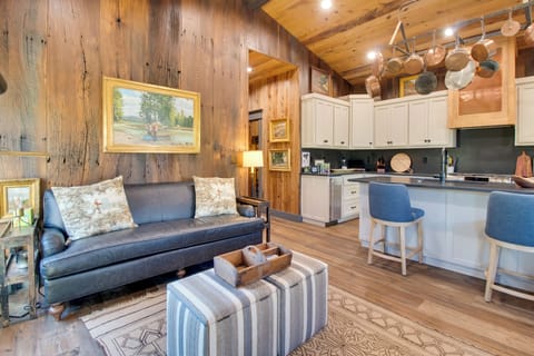 Living Room | Smart TV | Free WiFi | Gas Fireplace