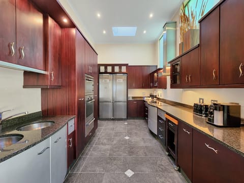 5-Bed Bakoven Villa with Ocean & Mountain Views (32641)