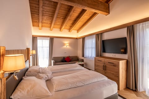 Family Room, 2 Bedrooms | Hypo-allergenic bedding, in-room safe, individually furnished, desk