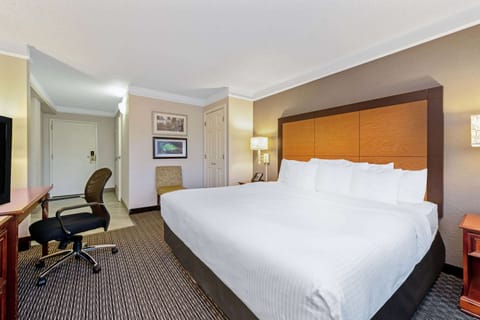 Deluxe Room, 1 King Bed | Premium bedding, pillowtop beds, desk, blackout drapes