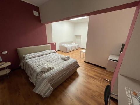 Triple Room | Desk, free WiFi, bed sheets