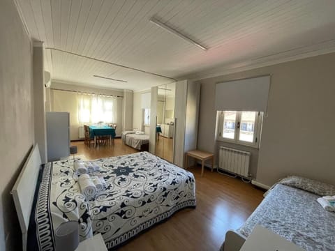 Quadruple Room | Desk, free WiFi, bed sheets