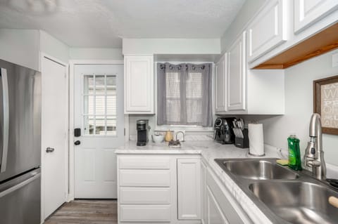 House, Multiple Beds, Patio, Garden View (The Washington Cottage) | Private kitchen