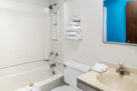 Combined shower/tub, free toiletries, hair dryer, towels