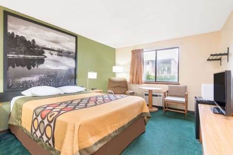 Standard Room, 1 Queen Bed | Iron/ironing board, free WiFi, bed sheets