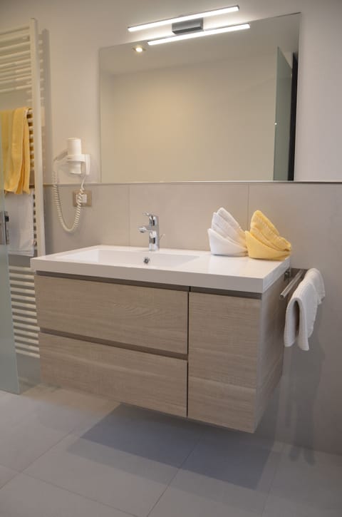 Apartment, 1 Bedroom (excl. EUR 34 cleaning fee) | Bathroom | Shower, towels